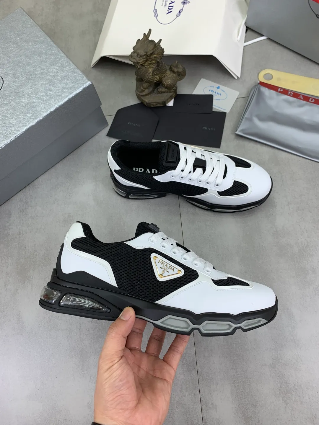 Men's men's shoes 💰P660 💰[New model] The top version is now available on the official website, 🆘 Air-cushion shock-absorbing thick-soled trendy brand (Prada) is the main popular model, avant-garde and versatile fashionable men's shoes, private version mold opening, cowhide surface splicing 1:1.. Simple fashion, original imported cowhide feet; the atmosphere and personality are more fashionable, eye-catching and pursuing class. It will subvert the old idea and be a must-have for fashion trendsetters with you! Must keep it for yourself ! Tall and comfortable, large and low, high-end quality workmanship. Code number: 38-45; 4 colors available.